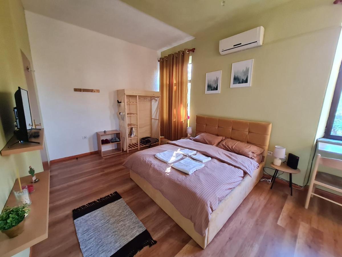Ex-Block District Charming Studio Apartment With Treeish Sorrounding View! Tirana Esterno foto