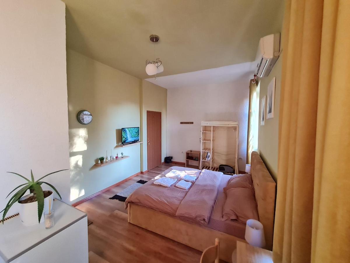 Ex-Block District Charming Studio Apartment With Treeish Sorrounding View! Tirana Esterno foto